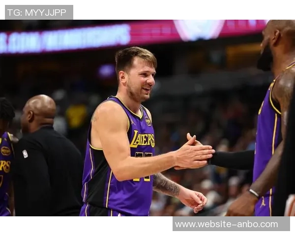 无詹与里对东契奇的影响分析雷迪克称他表现出色队友纷纷效仿