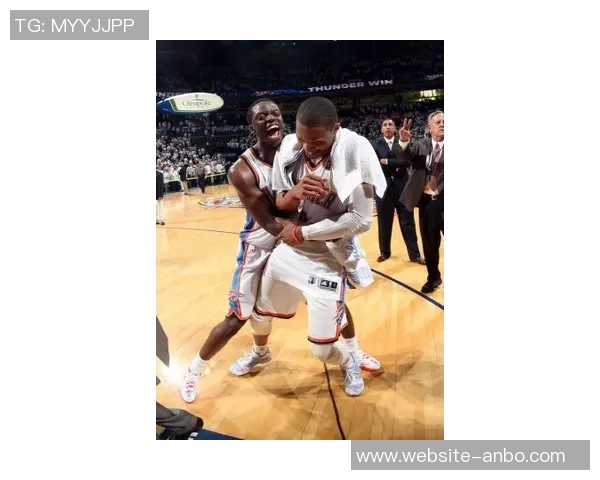 曾凡博全力以赴抢断狄龙皮球倒地争抢引发犯规争议 曾凡博全力以赴抢断狄龙皮球倒地争抢引发犯规争议