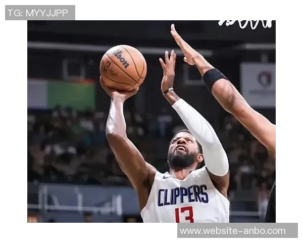 费尔斯半场表现出色8中5三分2中1贡献12分并送出3次助攻