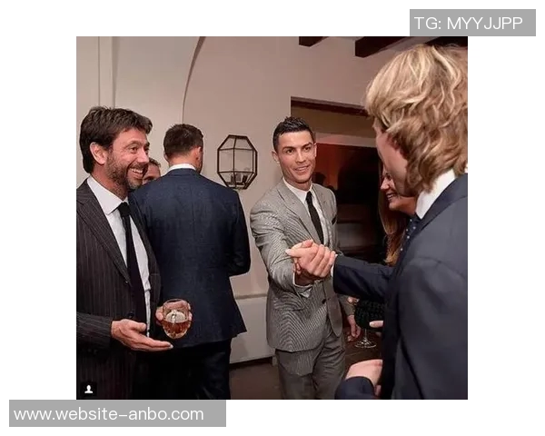 特朗普白宫新风尚与C罗合影高调挂墙引发热议